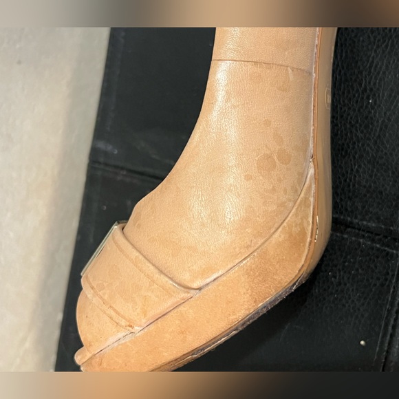Ladies leather Coach 4 inch beige peep toe pumps w gold logo buckle - Picture 12 of 12